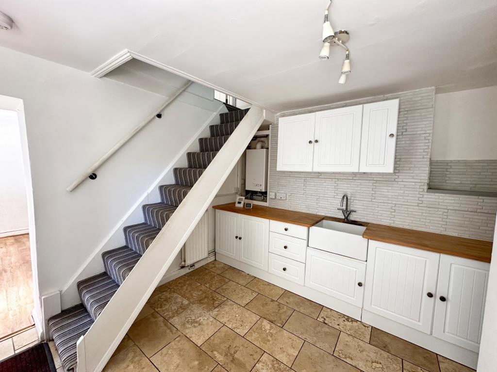 Lot: 67 - DETACHED PERIOD HOUSE WITH SEPARATE DETACHED COTTAGE ON LARGE PLOT - Cottage kitchen